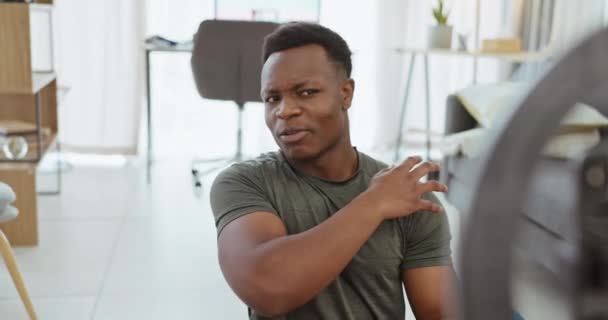 Homme Noir Entraînement Fitness Diffusion Dans Salon Sur Les Médias — Video