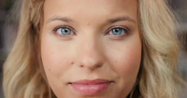 在俄罗斯 女性面部 蓝色眼睛和焦点 视力和眼睛护理 视力或意识的隐形眼镜 女子在验光 人体解剖学 化妆品或美容术中眨眼的画像 — 图库视频影像