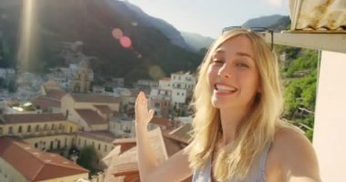 İtalya 'da tatil yapan bir kadın videosunun kadın yüzü, tatil ve video görüntüsü. Apartman balkonunda, seyahat yaşam tarzı selfie ile mutluluk bir villada özgürlük ve mutlu bir gülümseme..