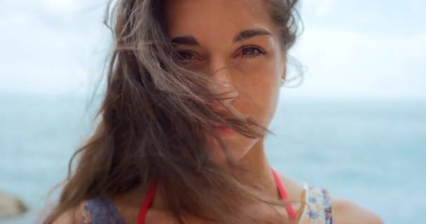 旅の休暇や夏休みに平和と穏やかな幸せなエネルギーのための風と女性 顔やビーチの肖像画 リラックスし 平和的な人の笑顔 ハワイの海の海辺で自信と誇り — ストック動画