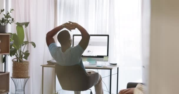 Thuiskantoor Website Ontwerp Zwarte Man Stretching Door Computer Werken Aan — Stockvideo
