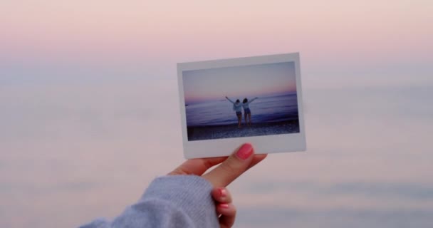 ポラロイドまたは旅行の場所で日没でビーチの写真 イタリアの夏休みや熱帯の休暇 日の出 海の波による写真と幸せ 自由または絆の友人 — ストック動画