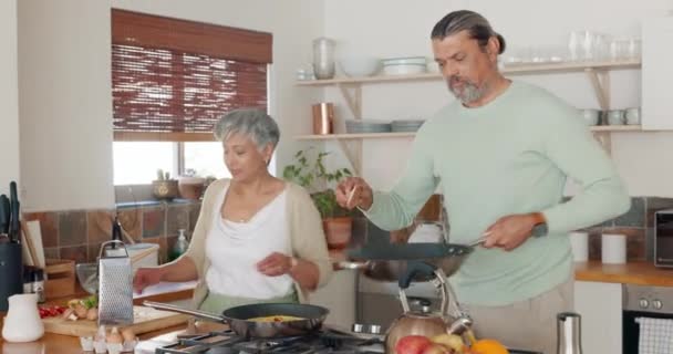 Koken Helpen Eten Met Oud Echtpaar Keuken Voor Ontspanning Verlijming — Stockvideo