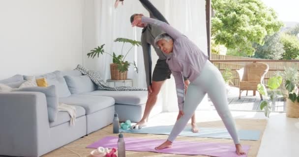Fitness Motion Och Äldre Par Hemmet Gör Träning Yoga Och — Stockvideo