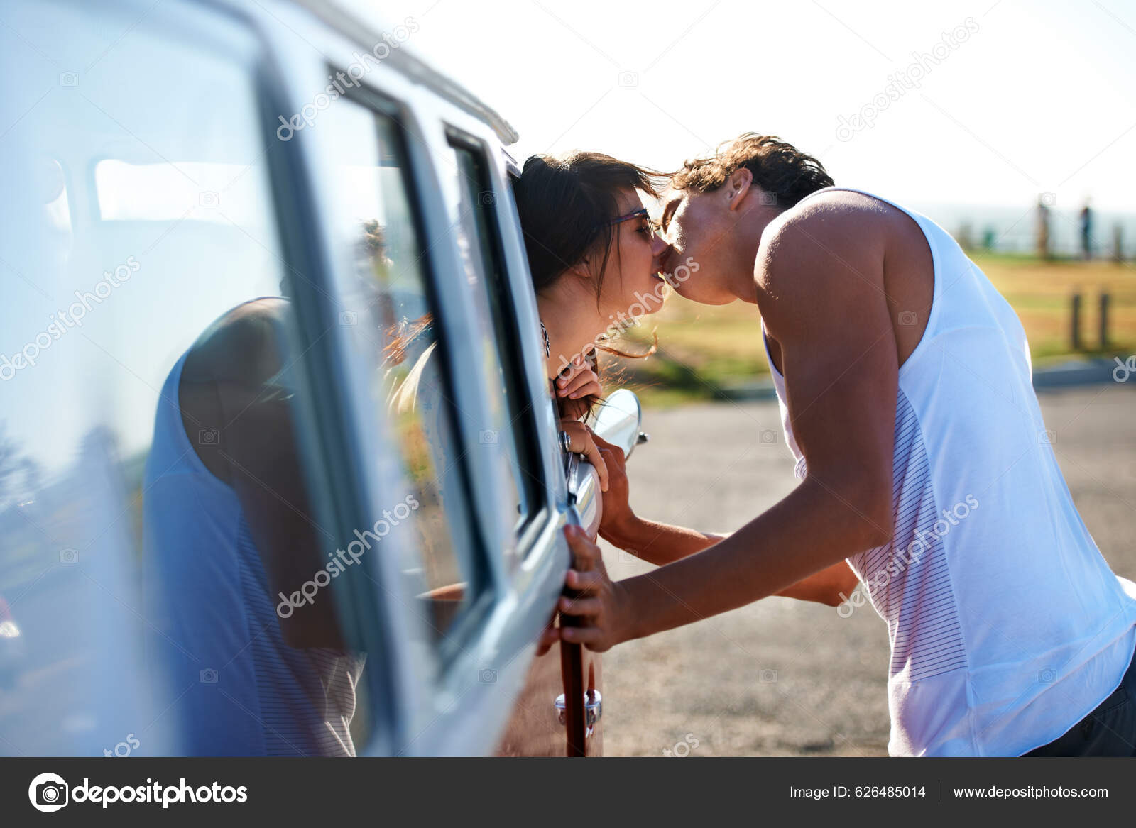 Влюбиться Первый Раз Красивая Молодая Девушка Наклоняется Машине Поцеловать  Своего стоковое фото ©PeopleImages.com 626485014