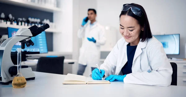 Araştırmacı Asyalı Kadın Defteri Laboratuvar Planlama Programı Araştırma Kadın Kimyager — Stok fotoğraf