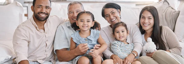 Šťastná Spokojená Hispánská Rodina Usmívá Odpočívá Sedí Spolu Gauči Doma — Stock fotografie