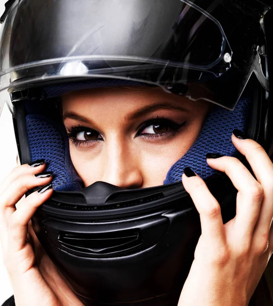 安全第一 一个戴摩托车头盔的年轻女子的衣服 — 图库照片