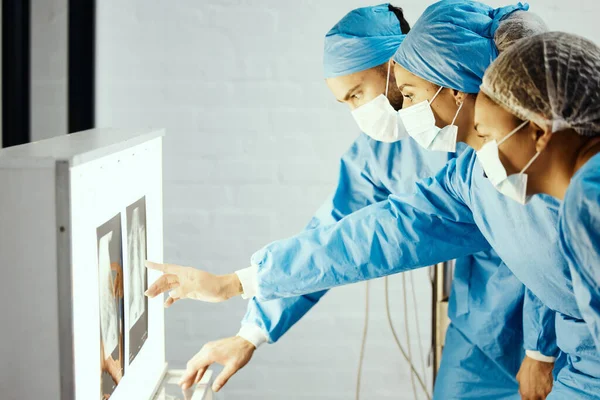 Chirurgia Operacja Lekarze Sprawdzają Rentgen Zespołem Chirurgów Przygotowujących Się Ostrym — Zdjęcie stockowe