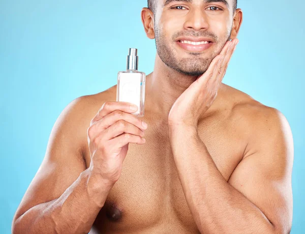 Cilt Bakımına Güzellik Sağlığına Lüks Kozmetik Ürünlerine Sahip Bir Adamın — Stok fotoğraf