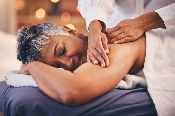 Beauty Spa Massage Und Seniorin Entspannen Und Genießen Körperpflege Der — Stockfoto