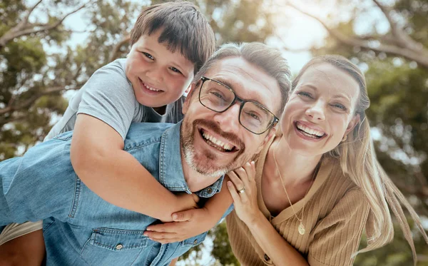 Portret Szczęśliwej Białej Rodziny Trojga Bawiących Się Dworze Ogrodzie Uśmiechnięta — Zdjęcie stockowe