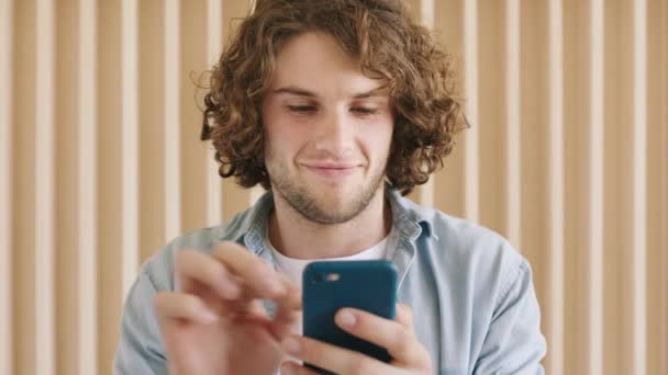 Okostelefon Hálózatépítés Boldog Diák Egyetemen Olvasás Vicces Közösségi Média Mobil — Stock videók