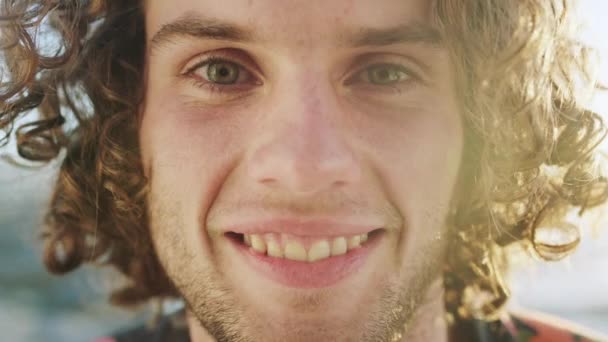 Szczęśliwy Portret Człowiek Uśmiech Plaży Dla Zabawy Podróży Lub Wakacji — Wideo stockowe