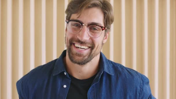 Gelukkige Portret Glimlach Programmering Werknemer Het Werk Creatieve Business Ontwikkelaar — Stockvideo