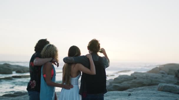 Telefono Amici Selfie Spiaggia Tramonto Legame Felicità Estiva Vacanza Insieme — Video Stock