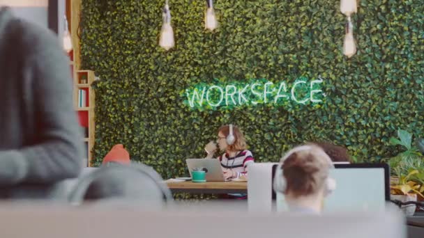 Kreatywne Biuro Przestrzeń Robocza Zajęty Personel Pracujący Nad Technologią Agencji — Wideo stockowe