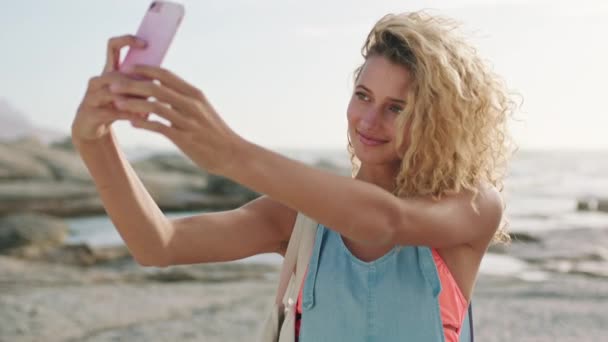 Selfie Smartphone Und Frau Strand Für Social Media Beiträge Vernetzung — Stockvideo