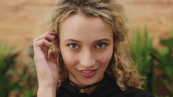 Sonrisa Juventud Plantas Rostro Mujer Oficina Ecológica Creativa Confianza Empleada — Vídeos de Stock