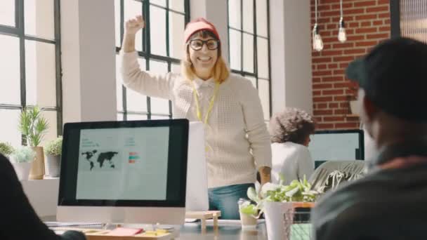 Hedefler Alkışlar Ofis Masasındaki Kutlama Başarısından Sonra Başarıya Ulaşan Kadın — Stok video