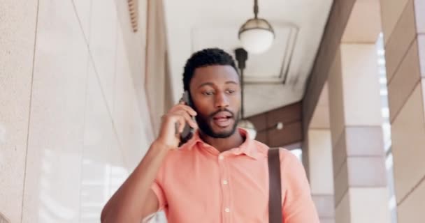 通信和黑人男人在城市 说话或说话 携带5克智能手机的手提包从尼日利亚出发的旅行 与在城镇的联系人 网络或讨论人员交谈 — 图库视频影像