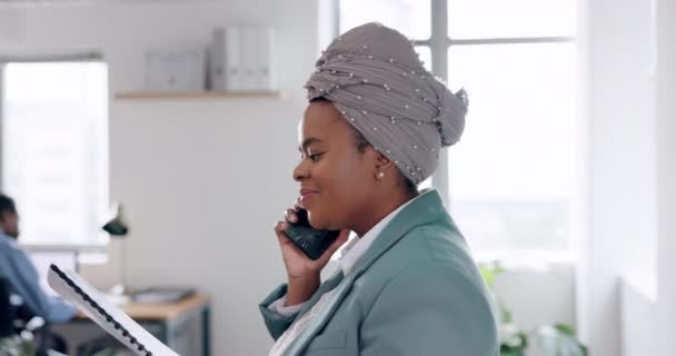 Τηλέφωνο Έγγραφα Και Επικοινωνία Μια Μαύρη Γυναίκα Που Μιλάει Ενώ — Αρχείο Βίντεο