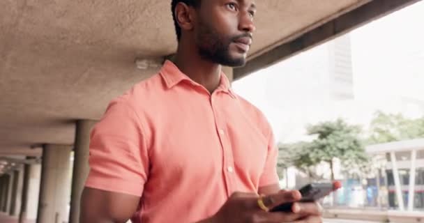 Pensamiento Idea Hombre Negro Con Teléfono Ciudad Mecanografía Creación Redes — Vídeo de stock