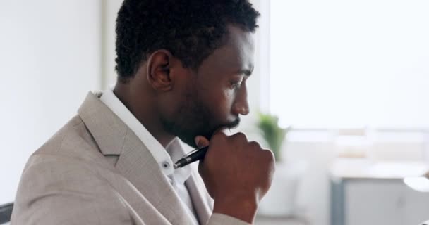Чернокожий Человек Думающий Работающий Над Отчетом Компании Сосредоточенный Сосредоточенный Серьезным — стоковое видео