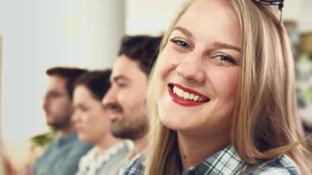 Yüz Kadını Konferansta Gülmek Seminer Ofiste Toplanmaya Hazır Olmak Yerinde — Stok video