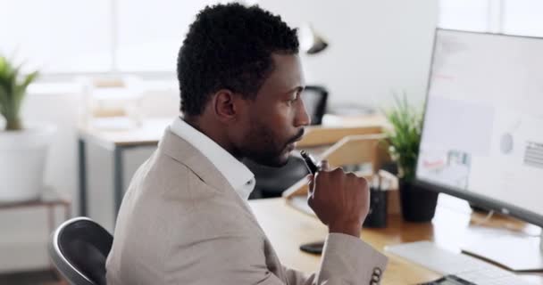 Siyahi Adam Adamı Bilgisayar Üzerinde Veri Analizi Şirket Profesyoneli Teknoloji — Stok video