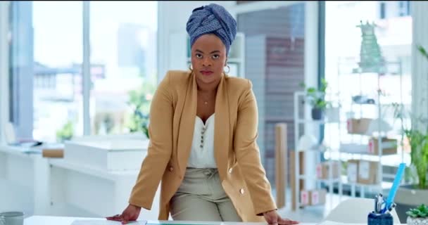 コンプライアンス 職場のリーダーシップと会社のためのビジョンを持つ人的資源の仕事のためのオフィスでビジネスの女性 顔とアフリカ 黒のビジネスと時間の上司や企業のキャリアの執行 — ストック動画