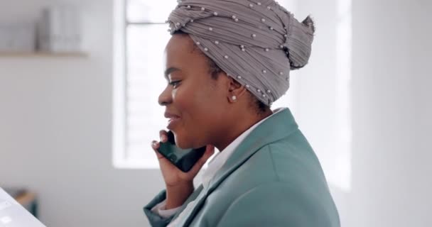 Mulher Negra Telefone Ligue Para Comunicação Conversação Escritório Senhora Afro — Vídeo de Stock