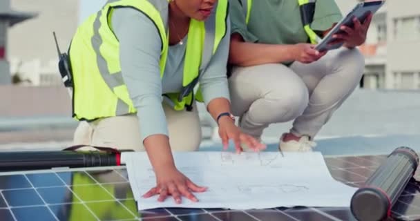 Командная Работа Планирование Солнечные Панели Женщинами План Возобновляемых Источников Энергии — стоковое видео