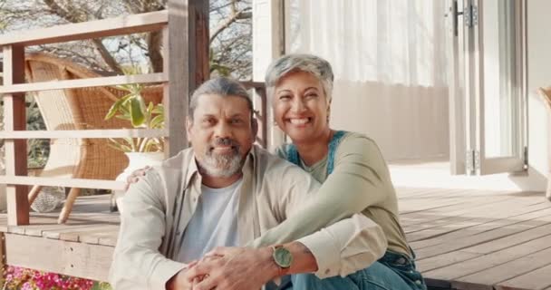 老夫妇 爱和拥抱在户外的家门廊 亲热和微笑 — 图库视频影像