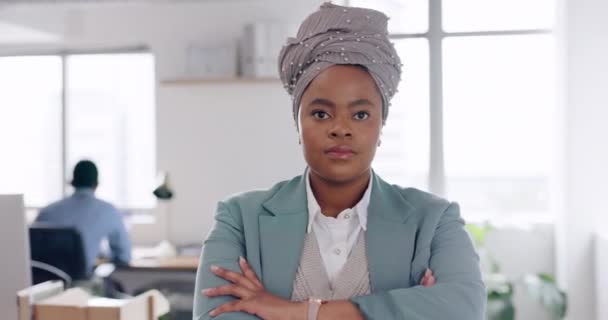 Mulher Negra Líder Retrato Gerente Corporativo Com Braços Cruzados Escritório — Vídeo de Stock