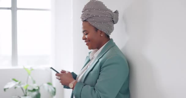 明るい職場で幸せな間に電子メール メッセージやチャットを入力しながら 黒人女性 電話やビジネスの連絡先 ネットワーキングや秘密情事のためのスマートフォンを持つアフリカの起業家 — ストック動画