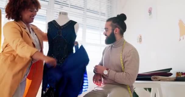 Дизайн Одягу Команда Сукня Манекені Готуються Стильного Роздрібного Магазину Бізнес — стокове відео