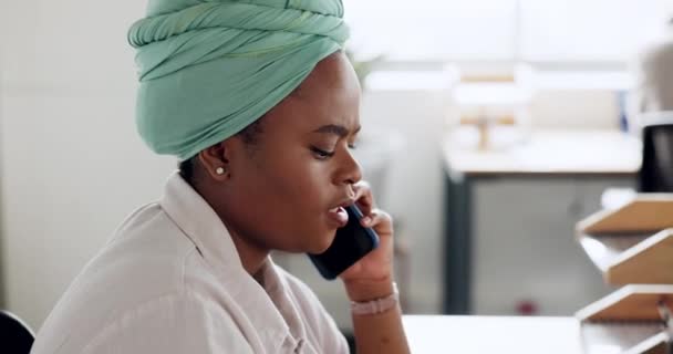 Администрация Письмо Черная Женщина Телефону Доставки Работу Поставки Бизнеса Компании — стоковое видео