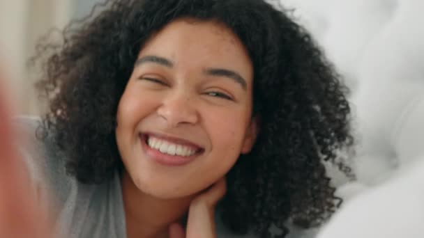 Gesicht Selfie Und Schwarze Frau Heimischen Schlafzimmer Die Ein Video — Stockvideo