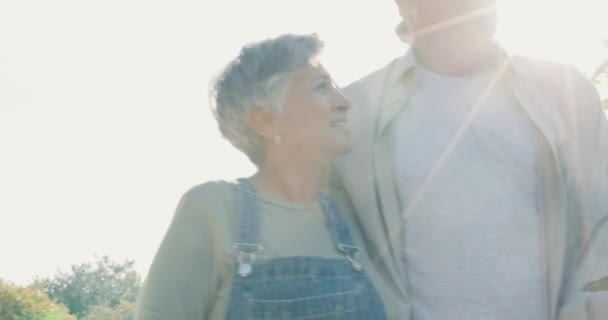 Liebe Seniorenpaar Und Wandern Der Natur Wellness Oder Bindung Freien — Stockvideo