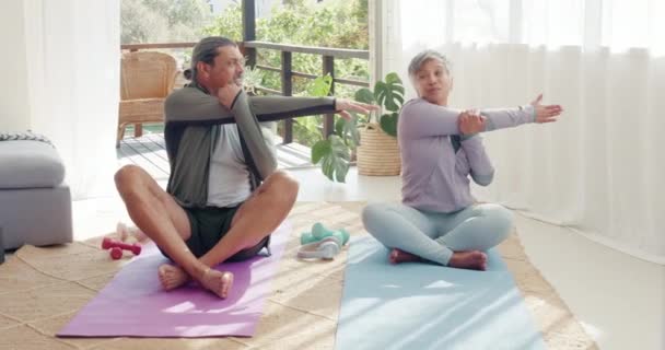 Senior Par Yoga Och Hemmaträning Samtidigt Sträcka Armar För Kondition — Stockvideo