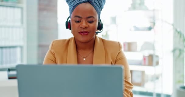 Laptop Callcenter Zwarte Vrouw Consulteren Praten Typen Werkplek Crm Klantenservice — Stockvideo