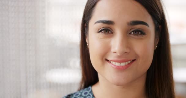 面对墨西哥女性的微笑 自信和成功 站在办公室大堂里 网络公司小商业管理中的年轻快乐女性初创 首席执行官形象 — 图库视频影像