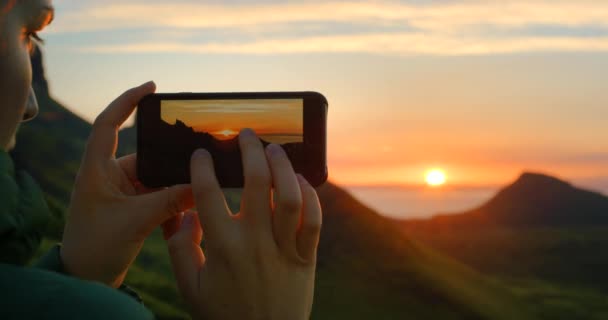 Жінка Фотограф Фотографія Заходу Сонця Смартфоні Силуеті Гір Під Час — стокове відео