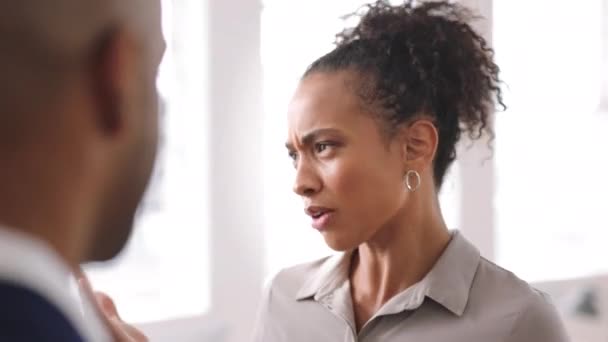 Negócios Mulher Conversa Para Cliente Liderança Conversação Jovem Mulher Negra — Vídeo de Stock