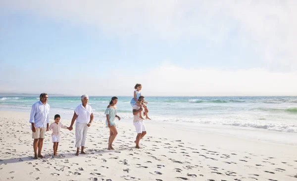 Comprimento Total Uma Família Várias Gerações Férias Caminhando Longo Praia — Fotografia de Stock
