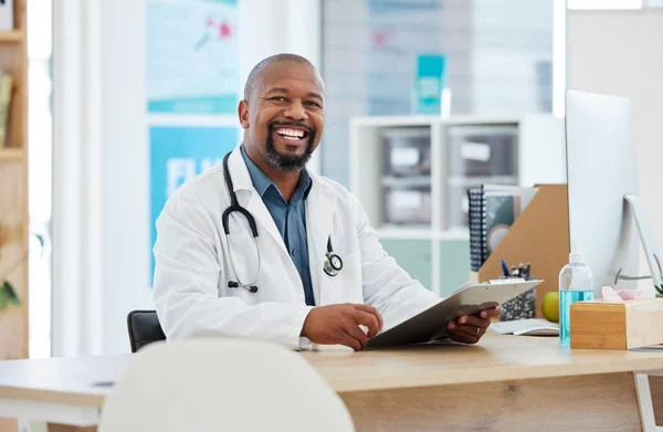 Knappe Dokter Zijn Kantoor Afro Amerikaanse Dokter Leest Een Patiëntenkaart — Stockfoto