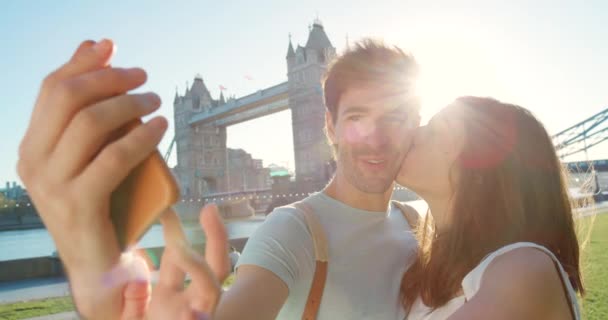Láska Cestování Selfie Párem Řeky Londýně Pro Sociální Média Destinace — Stock video