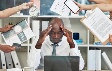 Baş ağrısı, stres ve zaman yönetimi, ofis yönetimi ve proje teklifi kaygısı için elinde belgelerle iş adamı. Burnout, zihinsel sağlık veya yorgun siyah yönetici kaos dolu bir dizüstü bilgisayarda..