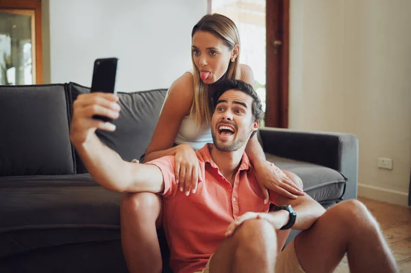 Funny Romantic Couple Pulling Faces Fooling While Holding Mobile Phone — Stock Photo, Image
